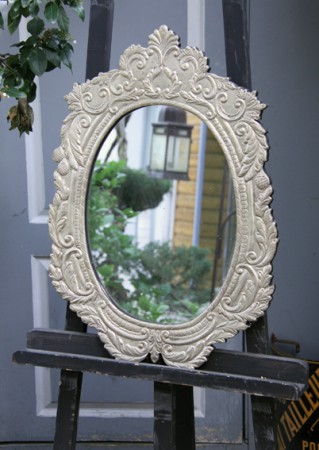 Miroir avec cadre en métal repoussé